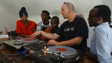 DJ PH avec des participants à ses ateliers DJ