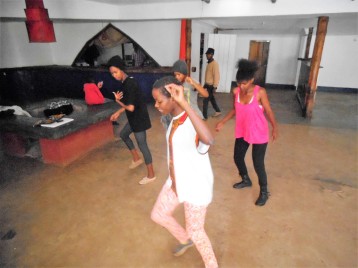 Tina Mweni et des participantes de aux ateliers Danse
